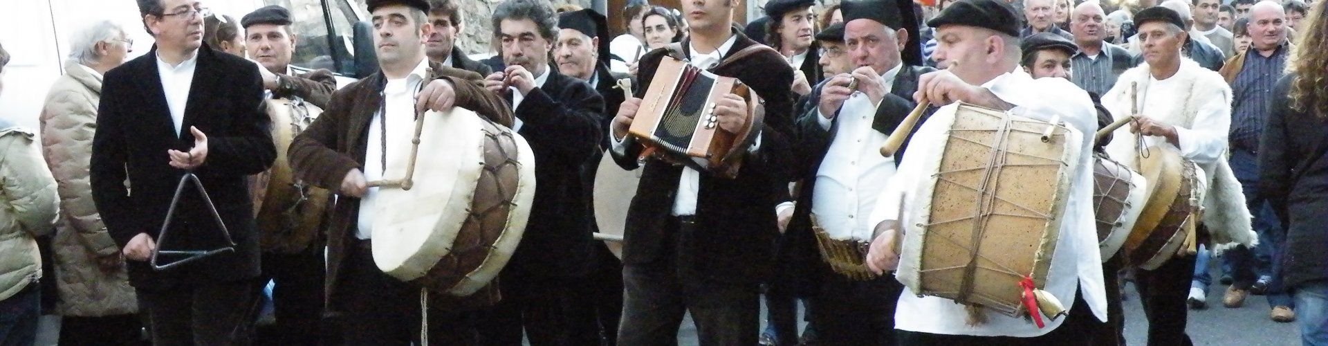 Gruppo musicale in costumi sardi durante una processione 