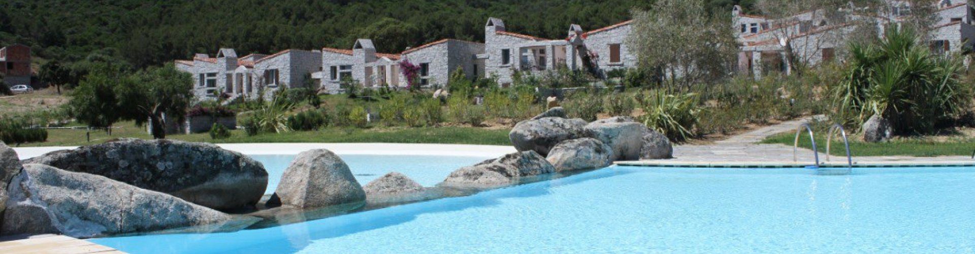Grande piscina in comune e le case di Li Conchi