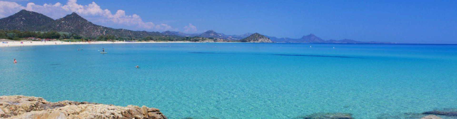 Bellissima acqua cristallina davanti alla spiaggia di Cala Sinzias