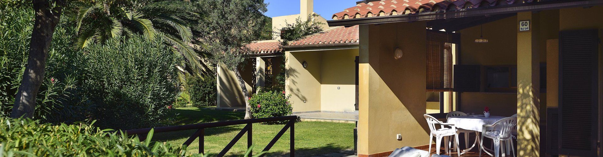 Villa Maria Lina | Giardino privato e terazza coperta Villa Maria Lina