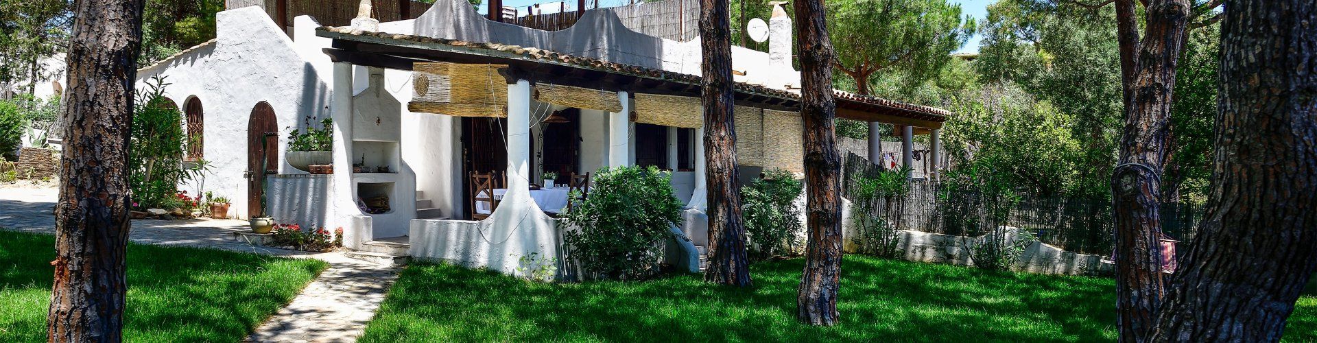 Villa Liliana | Vista della casa con giardino Vista della casa con giardino