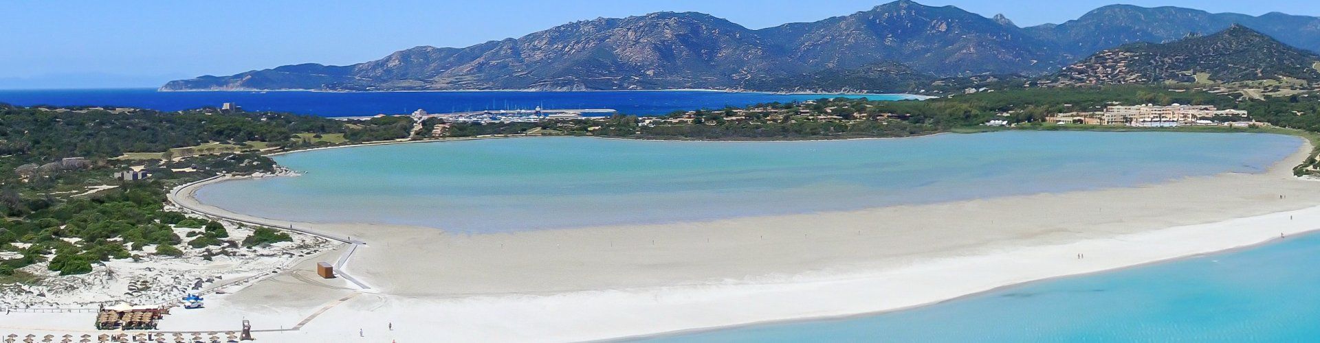 Spiaggia di porto Giunco, lata ovest della spiaggia di fornte Villa Liliana