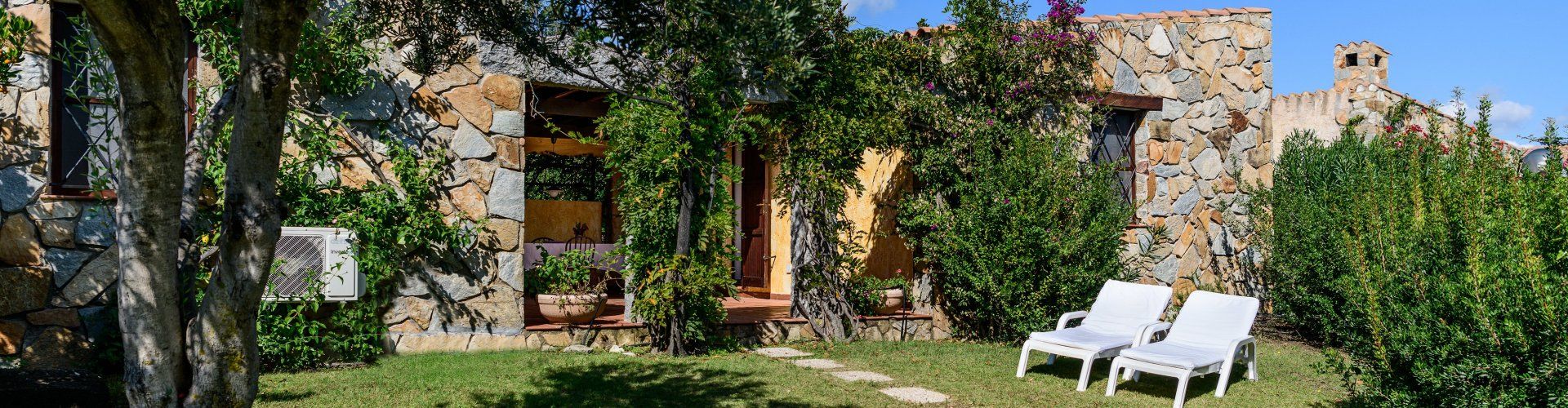 Casa Meloni 1 | Grande Giardino con lettini per prendere il sole Grande Giardino, Meloni 1 a Sant Elmo