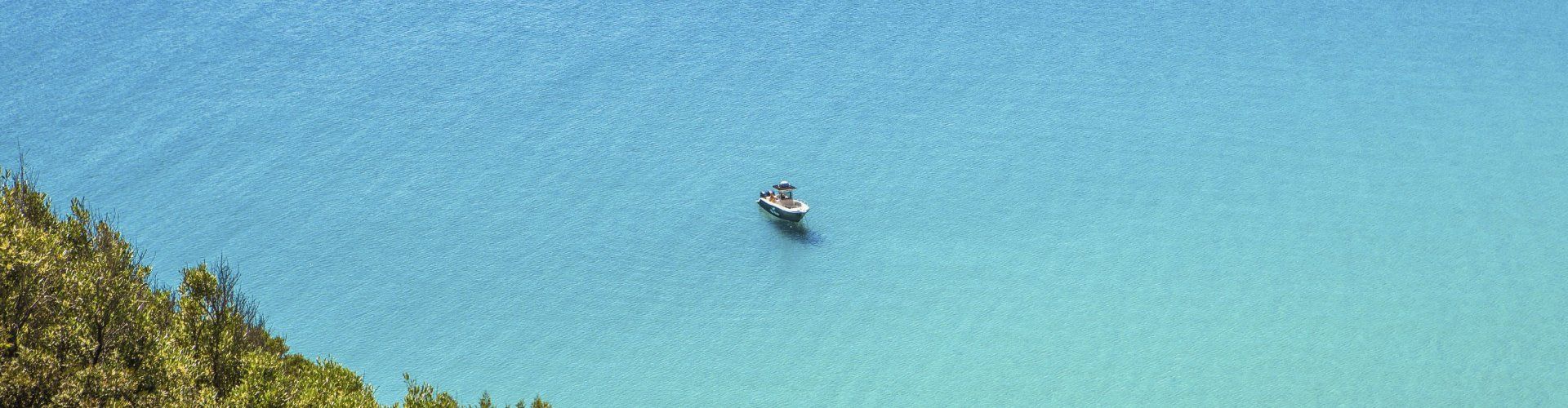 Mare cristallina con gommone, Torre delle Stelle