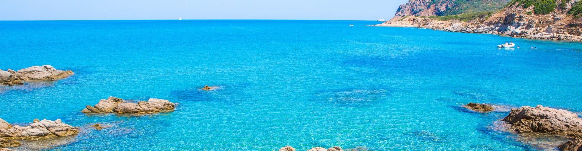 Acqua trasparente permette di vedere sul fondo delle baie a Capo Ferrato