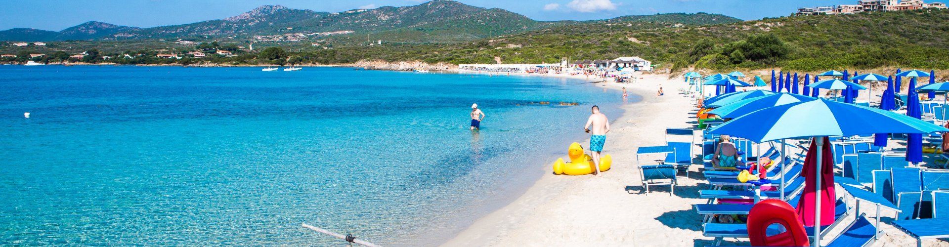 Stabilimento balneare sulla spiaggia bianca di Golfo Aranci