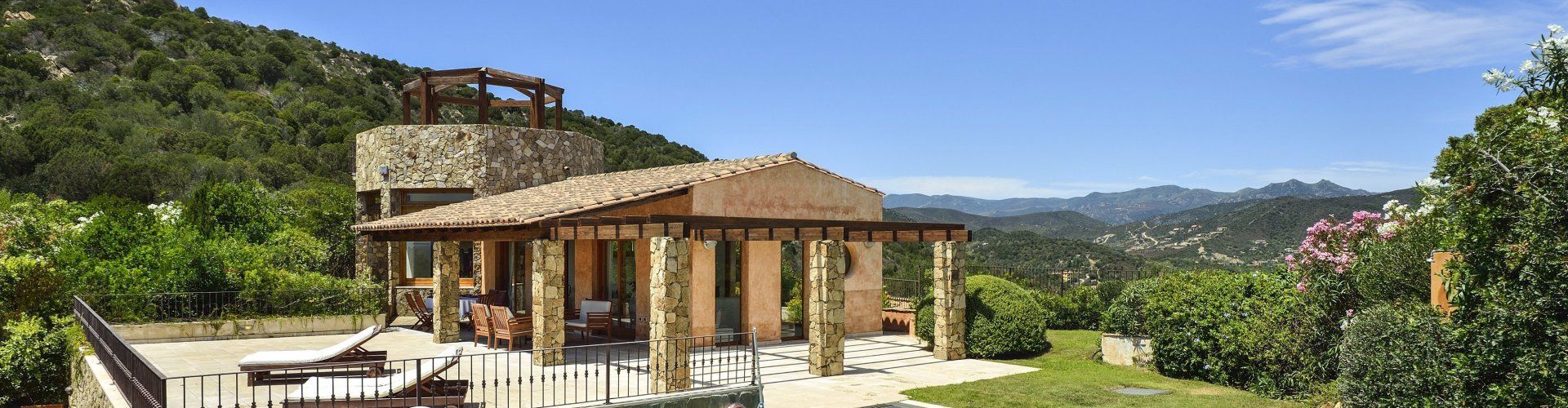 Villa Torretta Chia | Posizione della villa in cima alle colline di Chia Spiagge di Chia