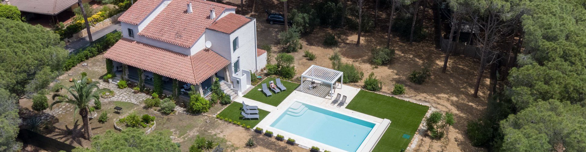 Villa Pola | Vista aerea sulla casa con la piscina privata Vista dall'alto sulla casa e la piscina