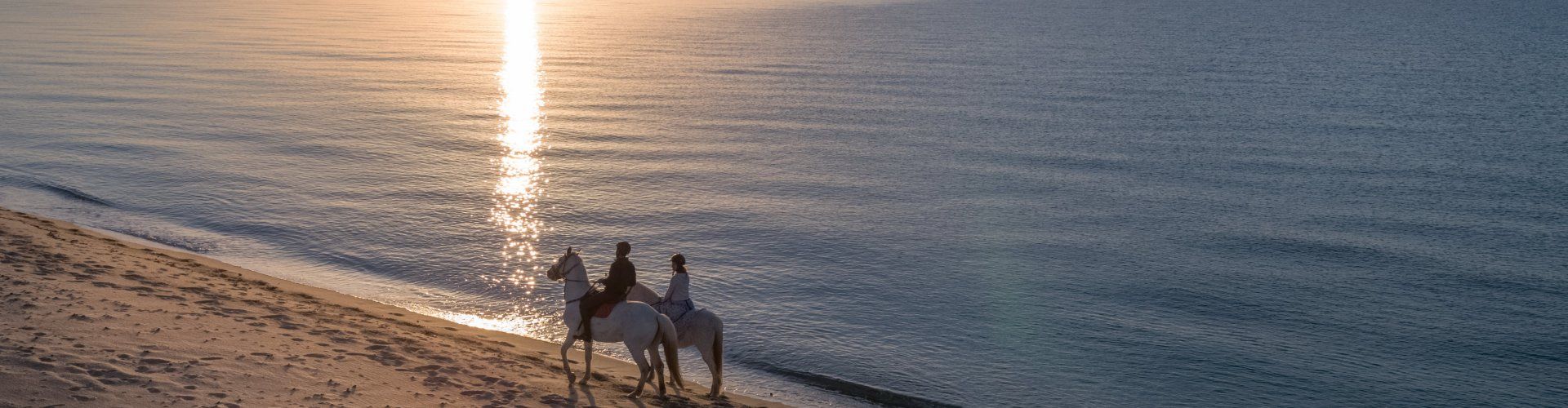 Cavalcare sulla spiaggia di Costa Rei all'alba