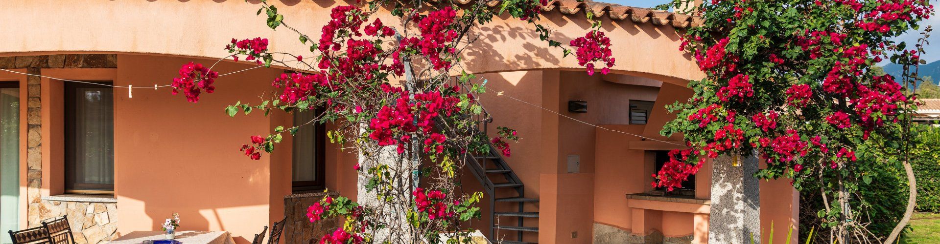 L'esterno della casa con terrazza e giardino