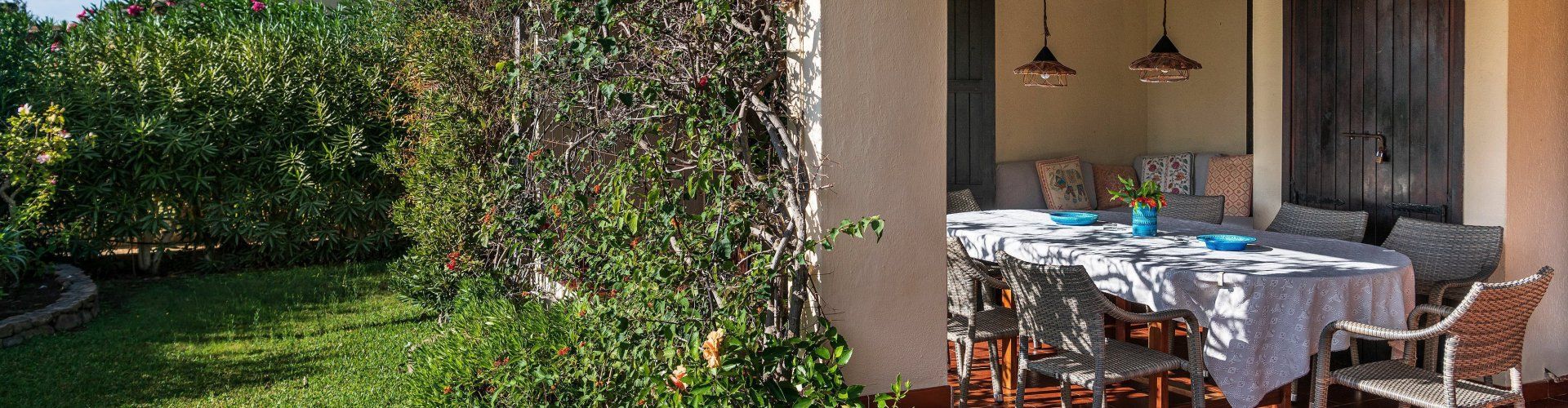 Terrazza con tavolo da pranzo e giardino