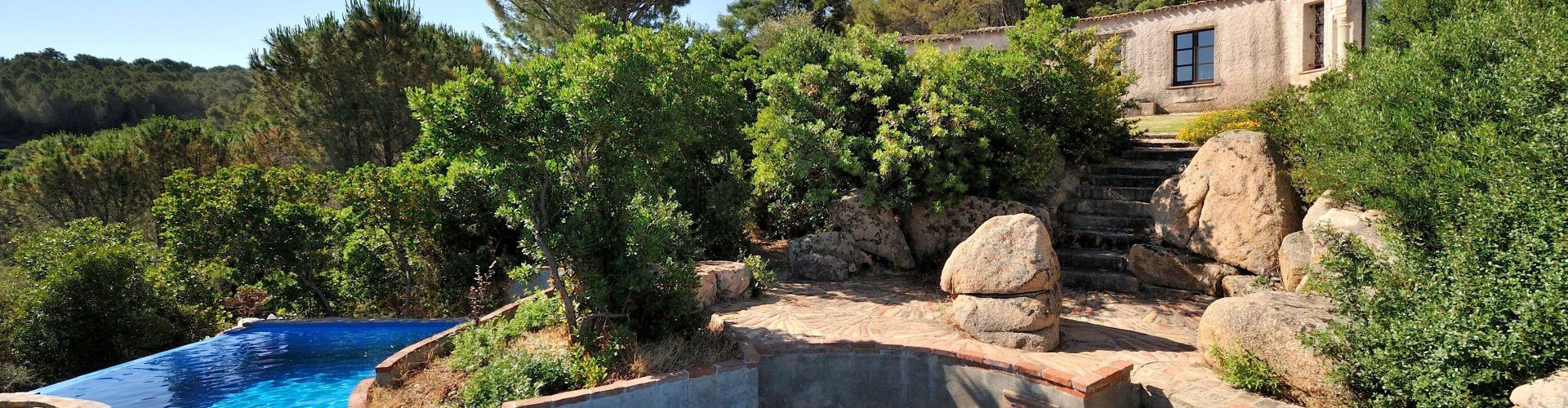 Piscina e paesaggio verde