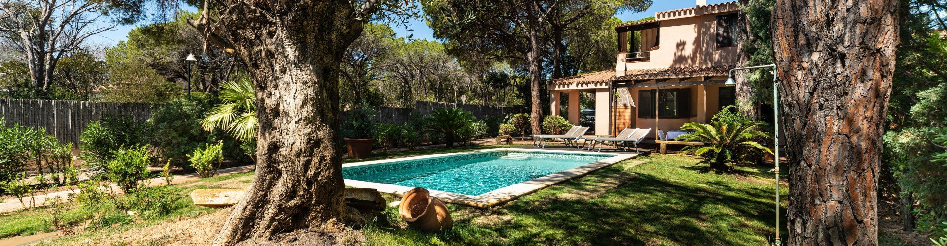 Villa Pino | Pool e giardino Casa con piscina privata e giardino mediterraneo