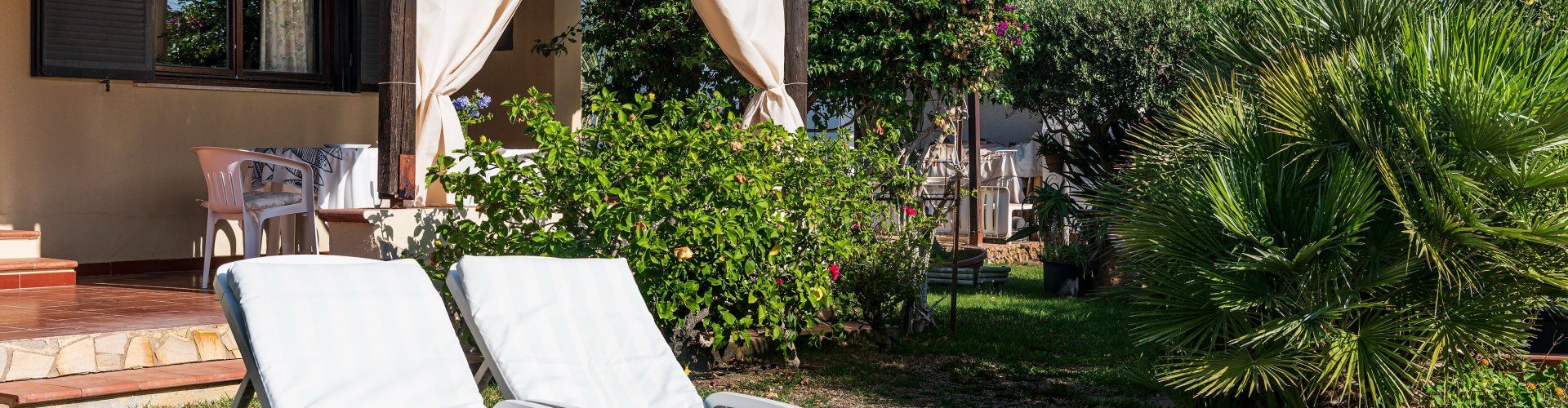 Villa Lucia | Giardino dotato di comode sedie sdraio per rilassarsi al sole New Picture 2022