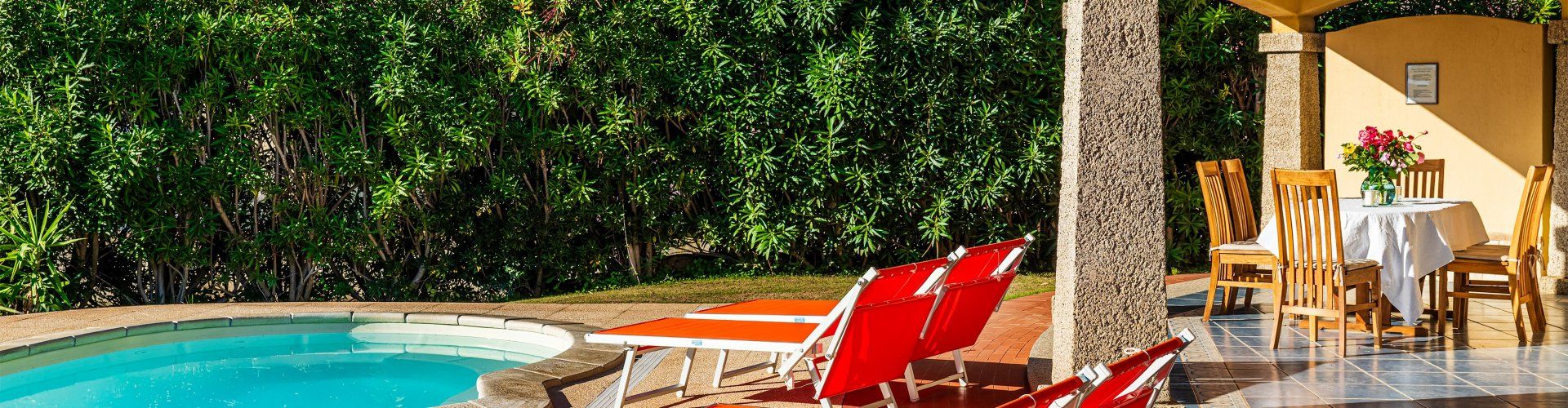 Villa Levante 32 | Sdraio a bordo piscina con vista sul giardino New Picture 2024