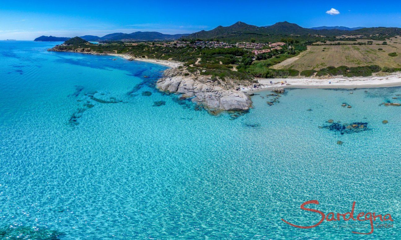Sant Elmo | Vista panoramica sul mare cristallino e sul villaggio Mare cristallino di Sant Elmo, Sardegna del sud