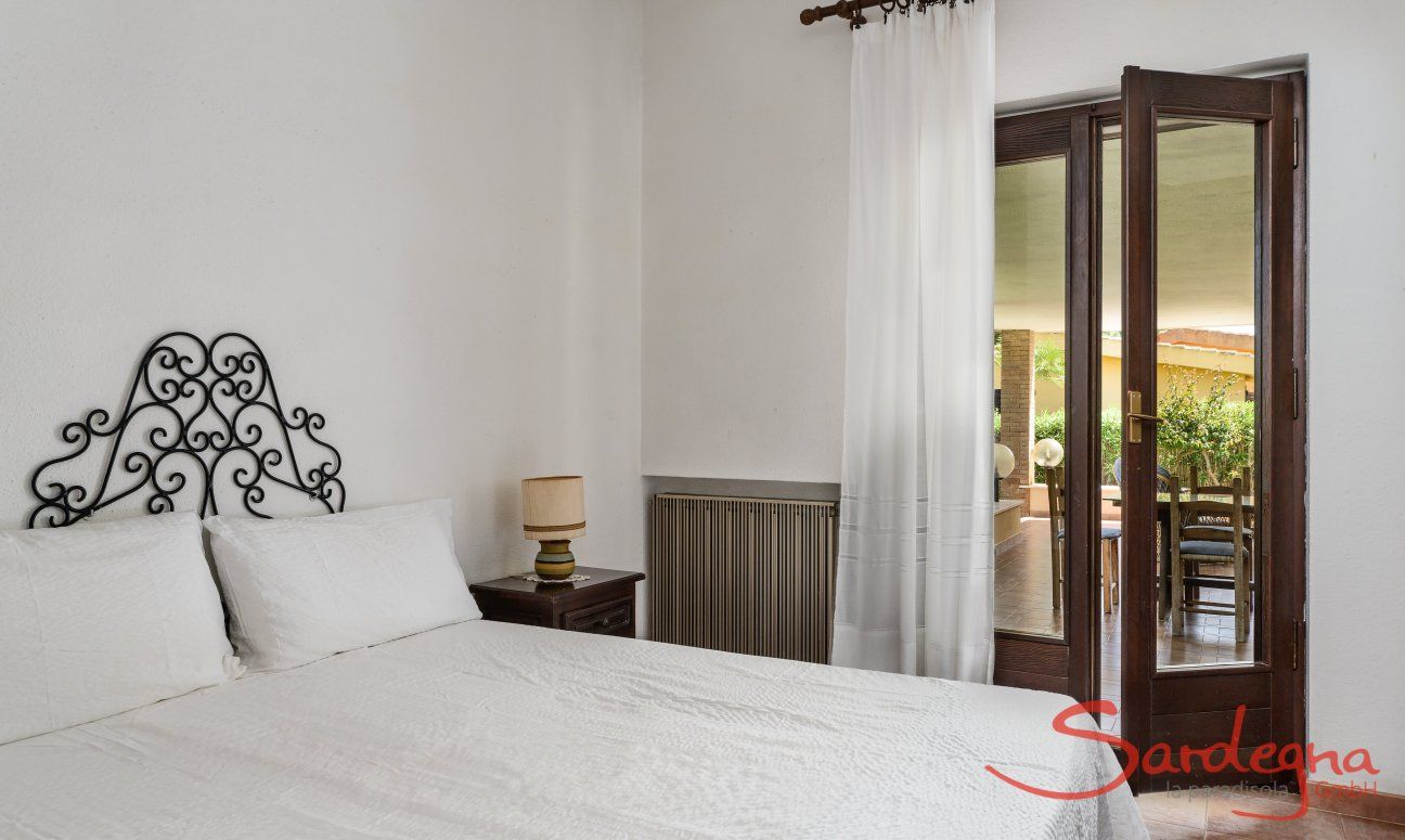 Villa Palme | Camera 2 con letto matrimoniale porta sulla veranda Villa Palme, Costa Rei