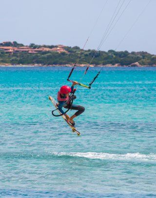 Kitesurfer davanti alla spiaggia La Cinta, San Teodoro, Olbia