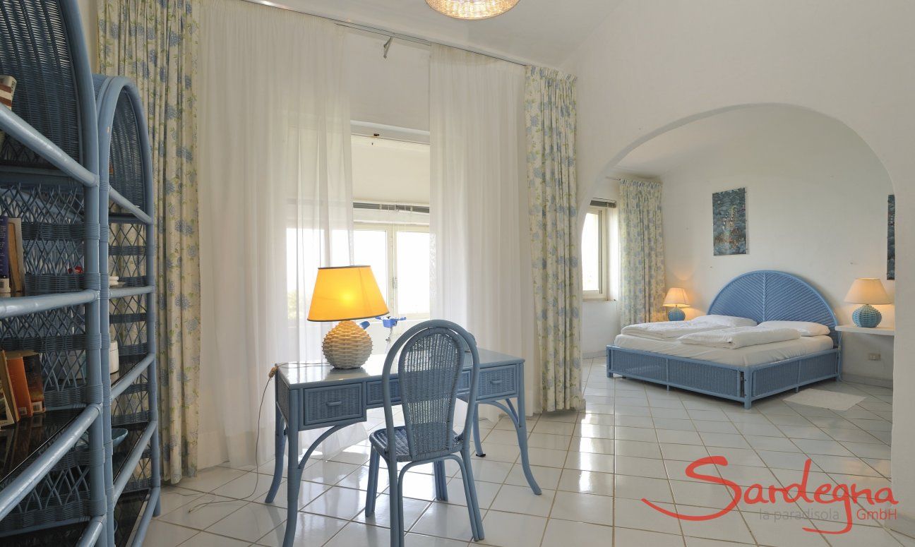 Villa Bella | Camera da letto 1 con scrivania e libreria Camera da letto