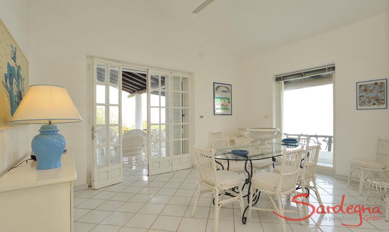 Villa Bella | Sala da pranzo con ventilatore e accesso alle verande Zona per pranzare con porte verso la terrazza