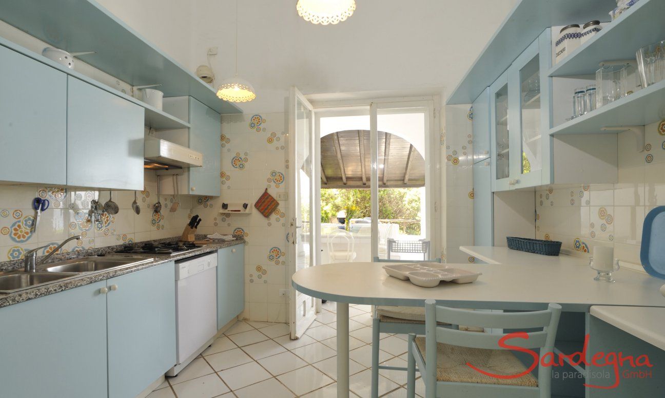 Villa Bella | Cucina arredata con fornelli a gas, forno, lavastoviglie e frigo Cucina con accesso alla terrazza Villa Belle, Torre delle Stelle