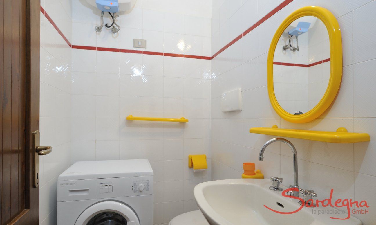 Casa Meloni 1 | Bagno di servizio con lavatrice Bagno