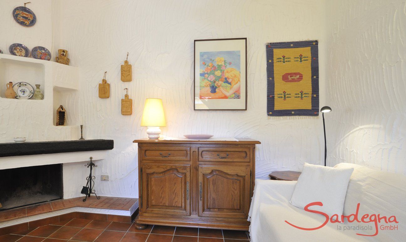 Casa Meloni 1 | Sala con camino e divano Camino