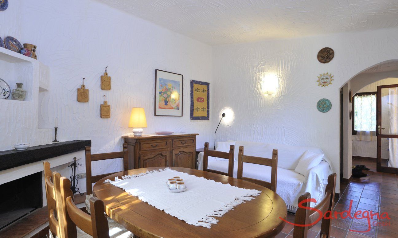 Casa Meloni 1 | Sala da pranzo con tavolo, camino e divano Sala da pranzo