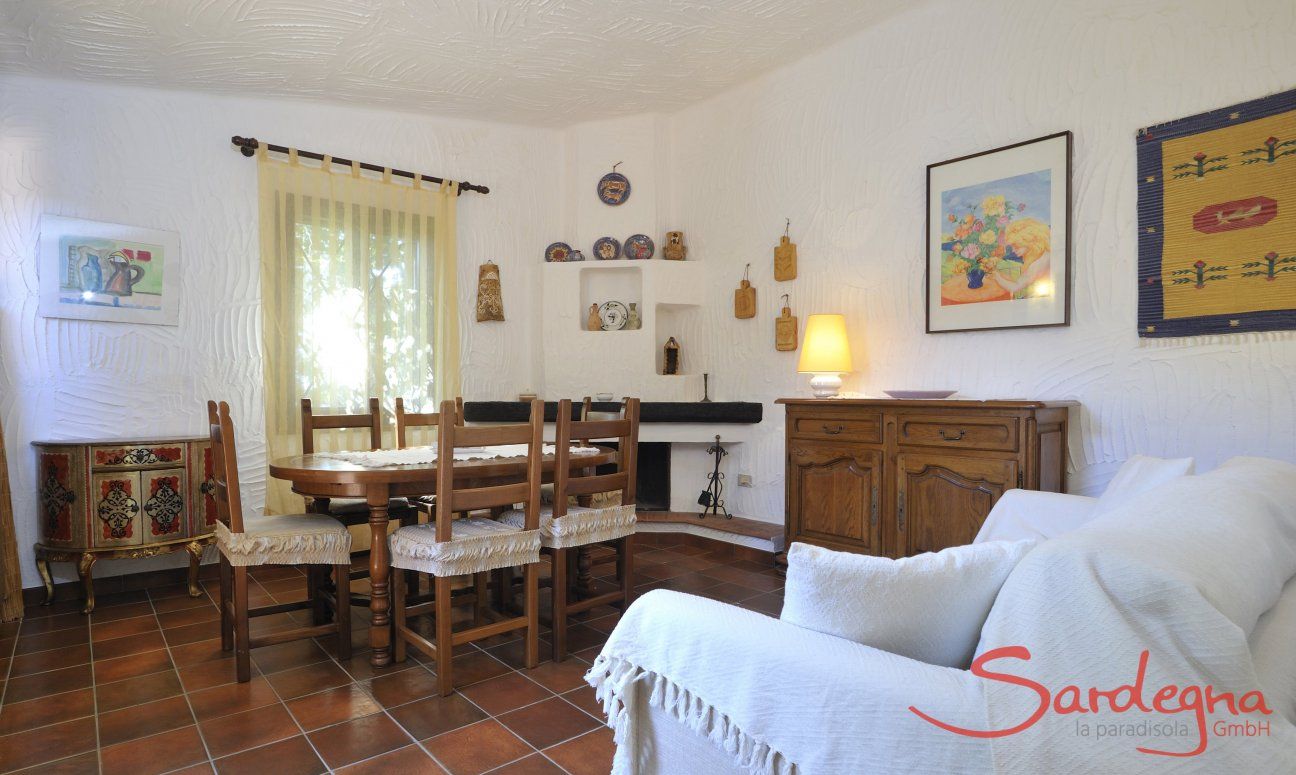 Casa Meloni 1 | Sala da pranzo con tavolo, camino e divano Sala da pranzo
