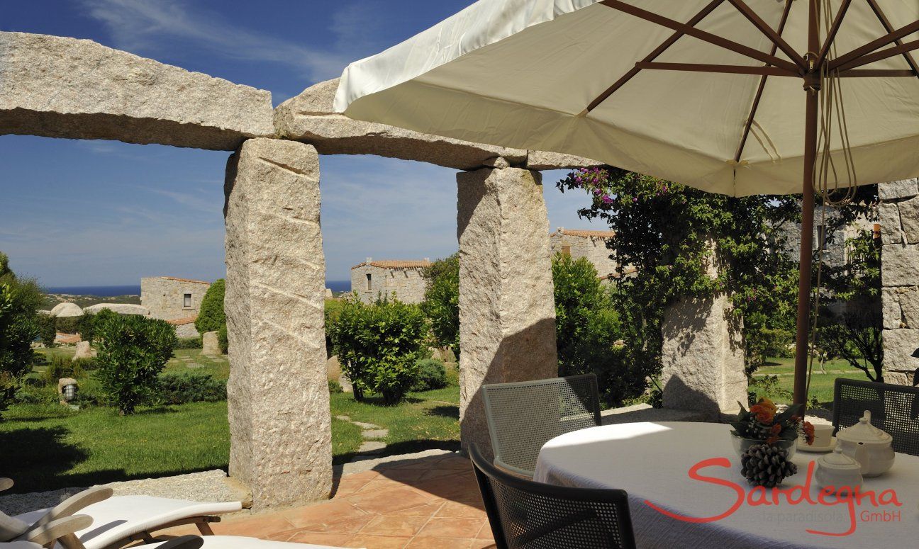 Villa Domus 17 | Terrazza con ombrellone Sardegna