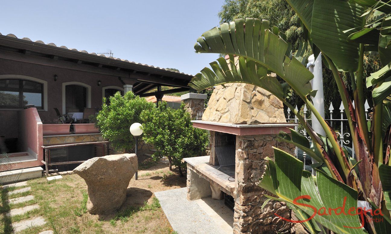 Villa Le Ginestre 2 | Fronte della casa con giardino e barbecue Fronte della casa con giardino e barbecue