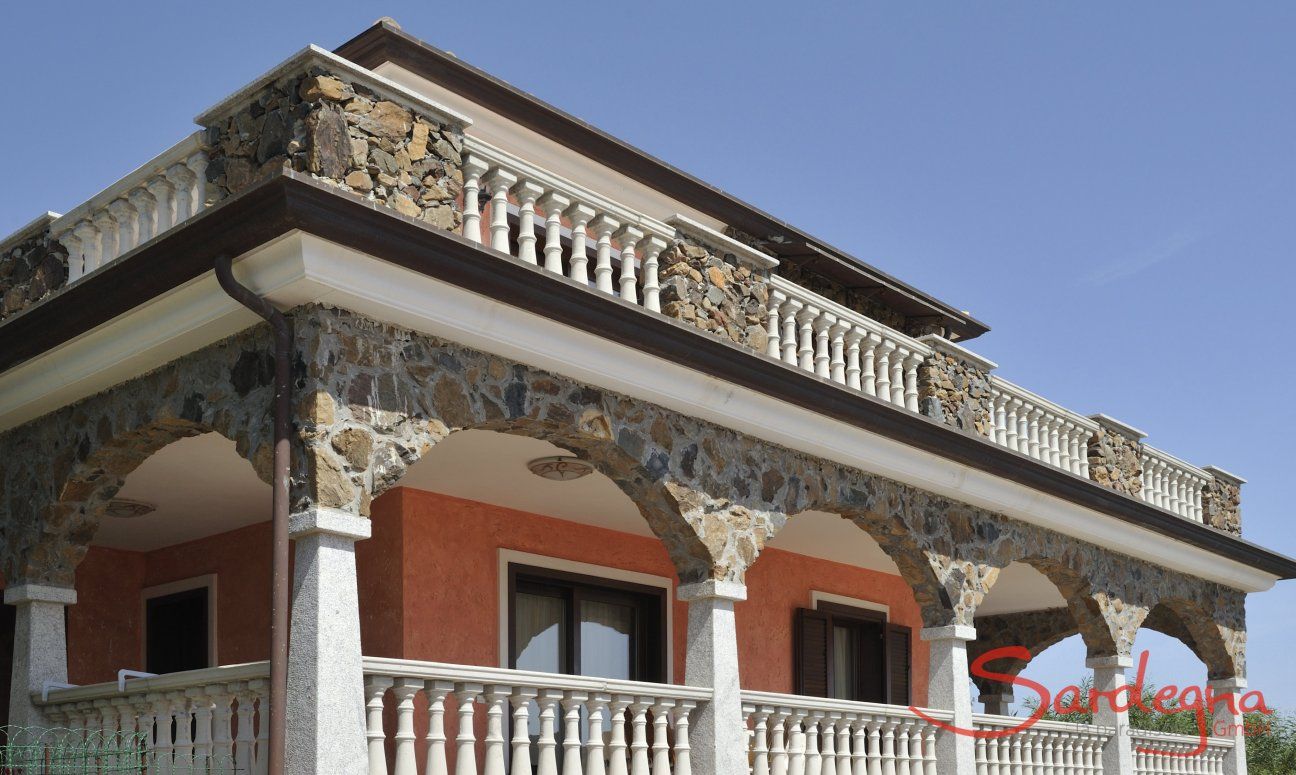 Apartment Castededdu 2 | Vista della casa con la grande terrazza Vista della casa