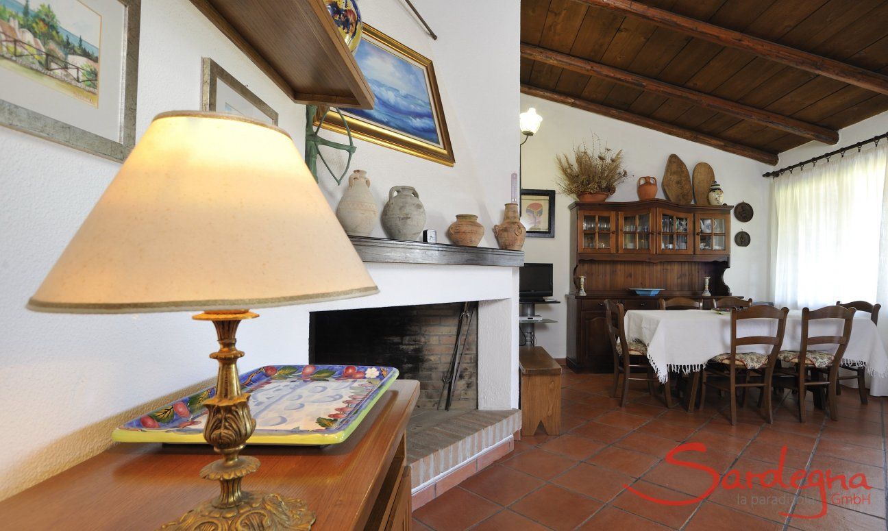 Villa Monica | Sala con camino Dettaglio
