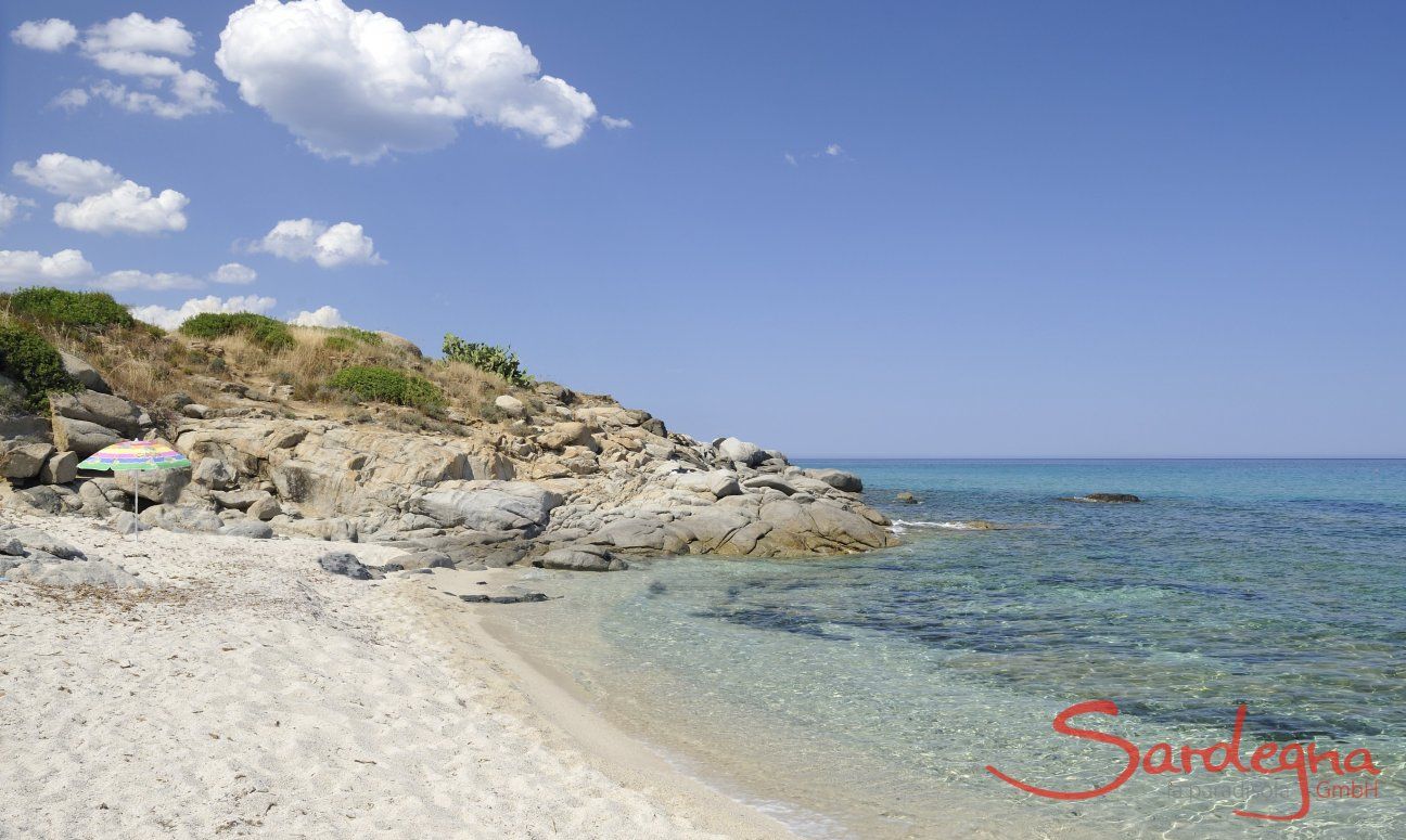 Spiaggia davanti al condominio di  Sant Elmo