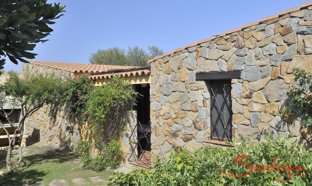 Casa Meloni 1 | Entrata attraverso il giardino mediterraneo Casa Meloni 1