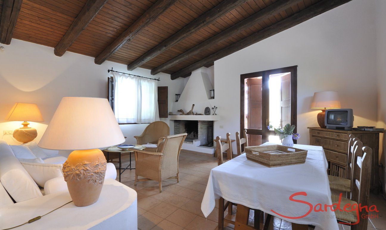 Villa Fiori 3 | Salone con camino, divano in muratura, TV e tavolo da pranzo per 6 persone V. Fiori 3