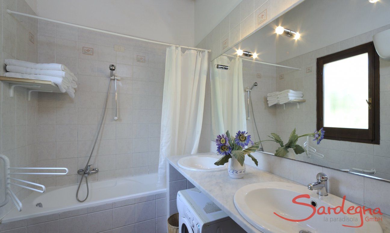 Villa Fiori 3 | Bagno con vasca, due lavandini e lavatrice Bagno con vasca, due lavandini e lavatrice
