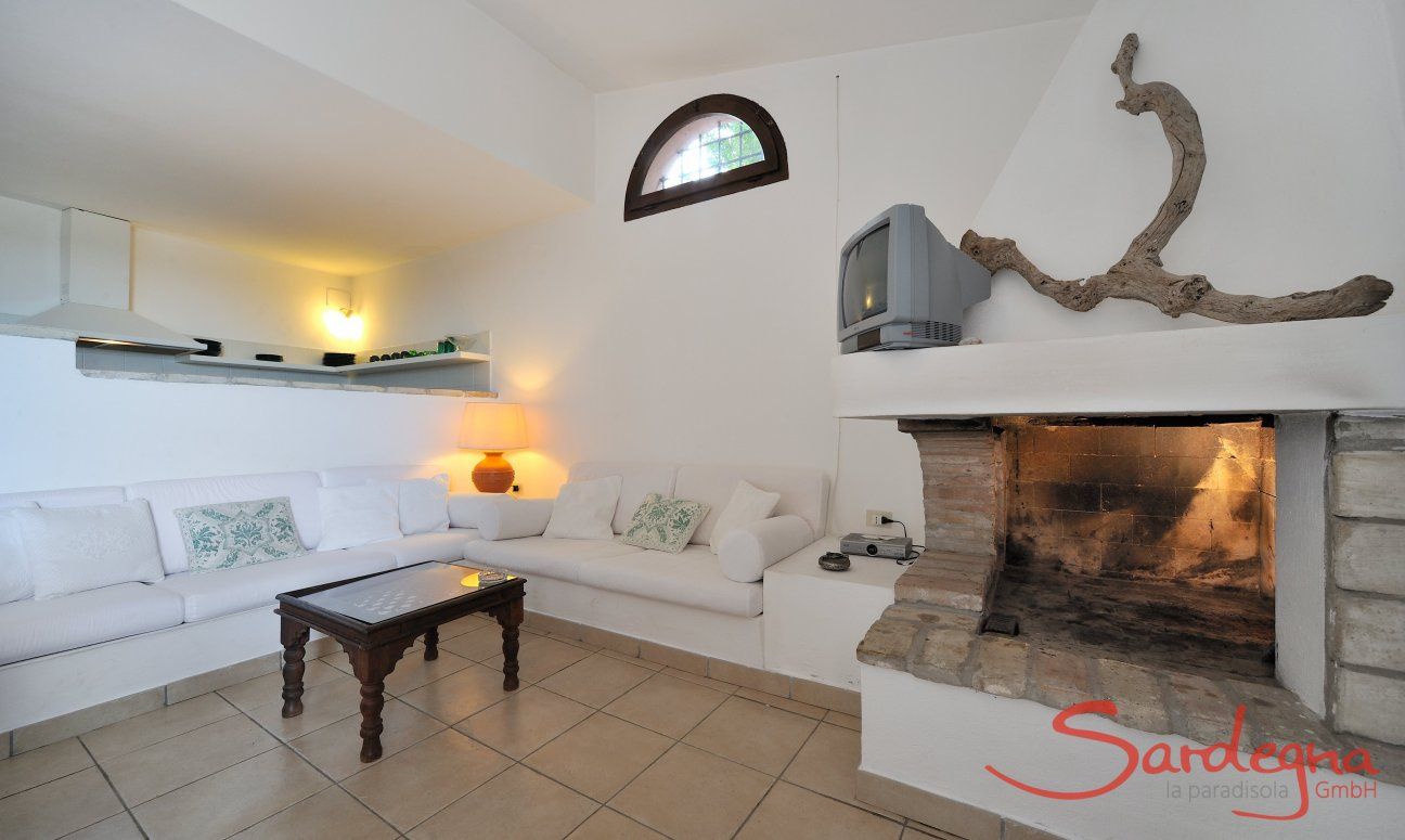 Villa Fiori 4 | Salotto con divano in muratura e camino Sardegna