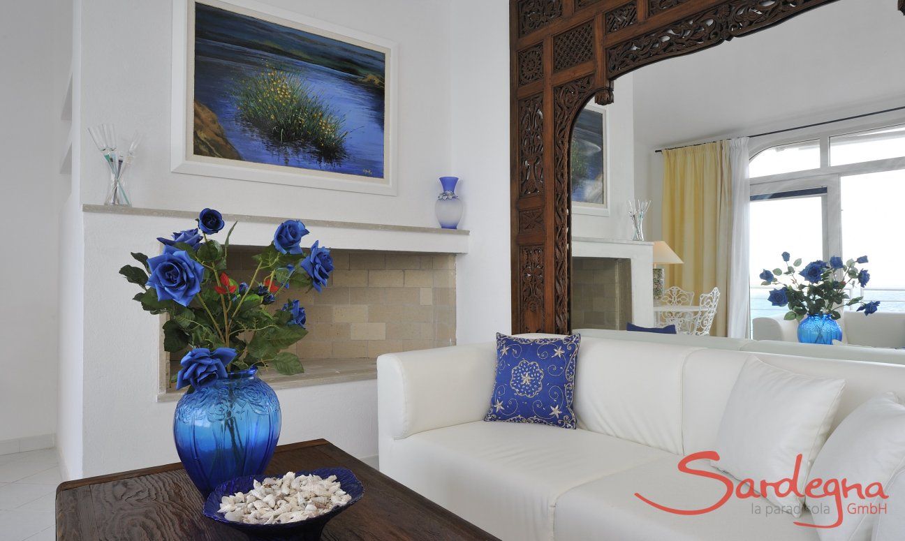Apartment Azzurra | Salotto con divano e vista mare Salotto