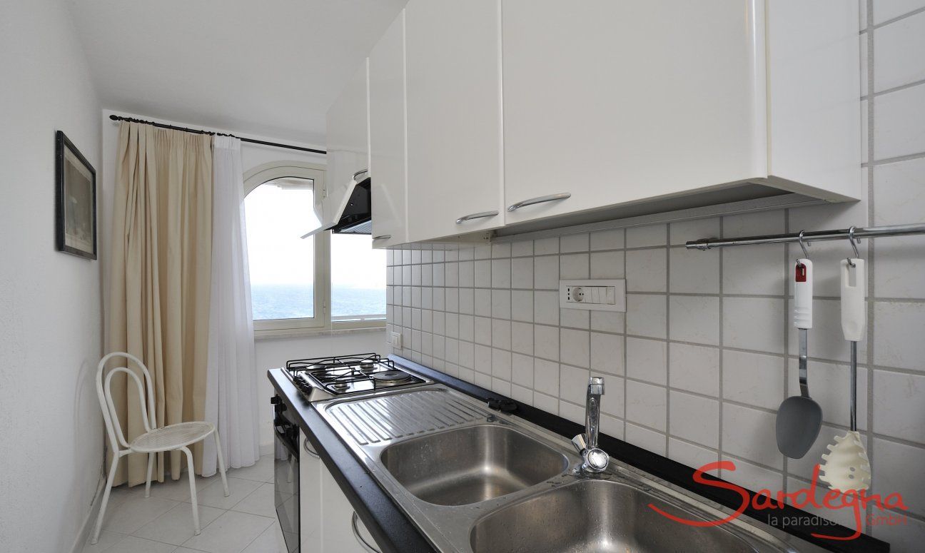 Apartment Azzurra | Cucina con forno elettrico, fornelli a gas, lavandino e vista mare Cucina