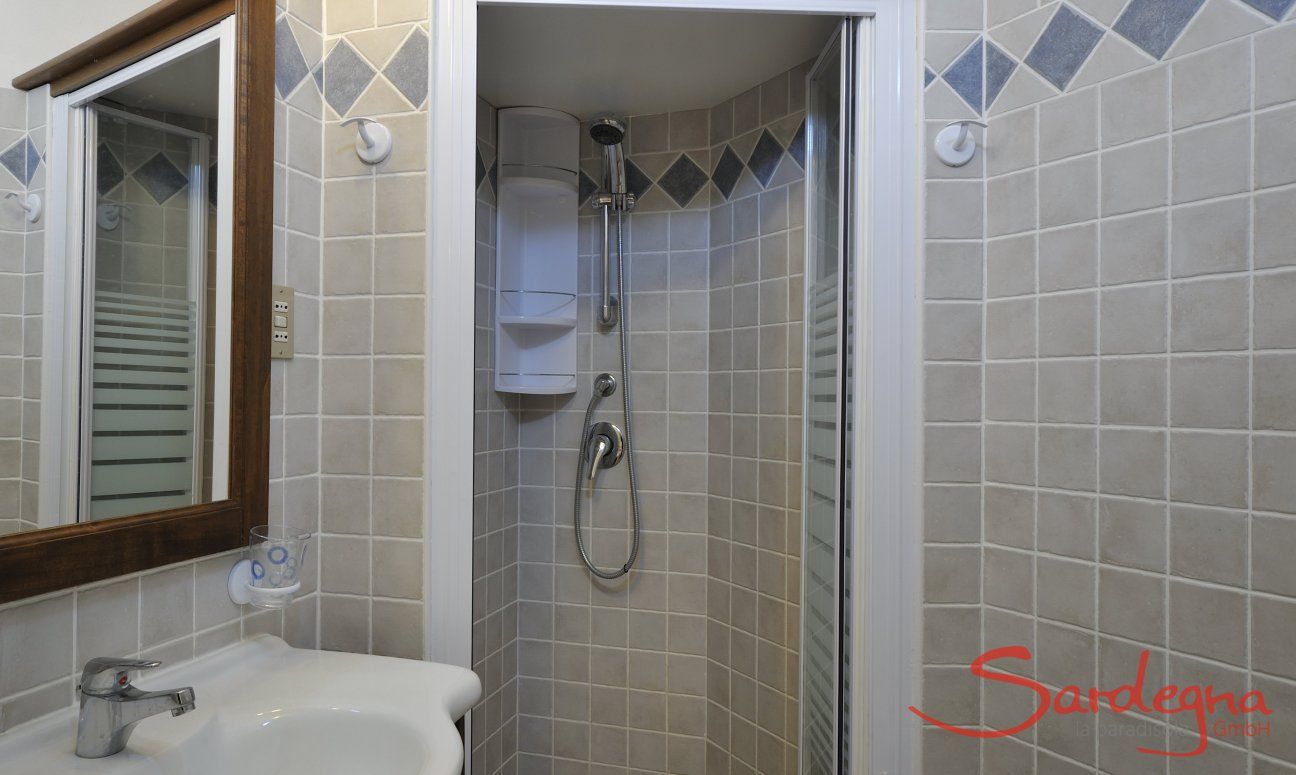 Villa Zoello 10 | Bagno della camera 1 con doccia Bagno