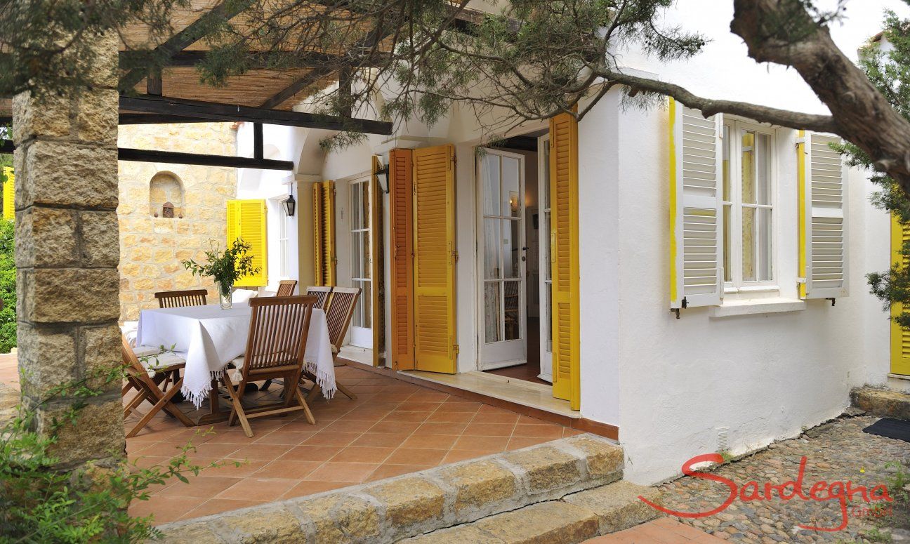 Villa Bau Cannas | Terrazza con tavolo e ingresso al salotto Terrazza