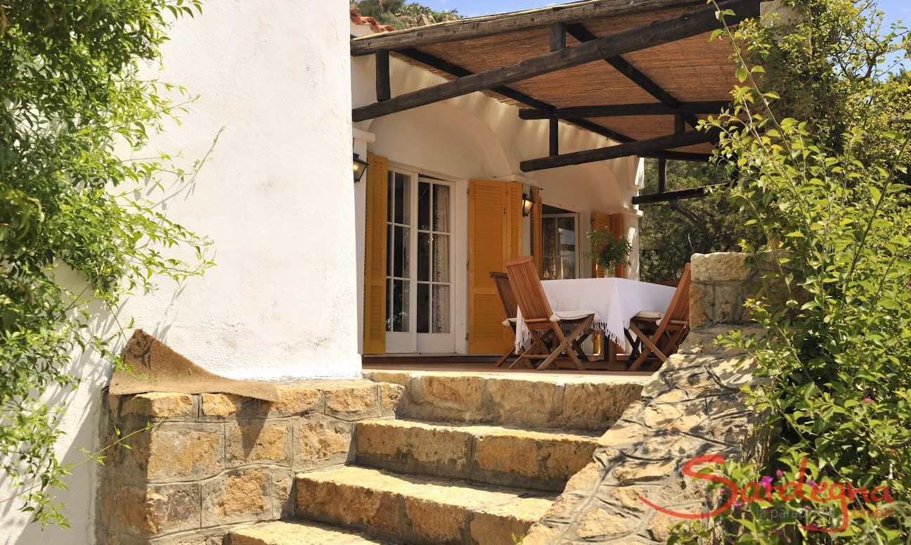 Villa Bau Cannas | Scaletta che porta alla veranda vista mare Scaletta