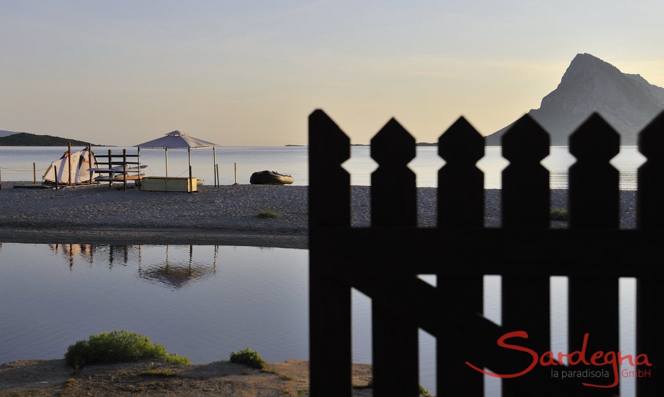 Cancelleto privato della villa Porto Taverna sulla spiaggia all'alba