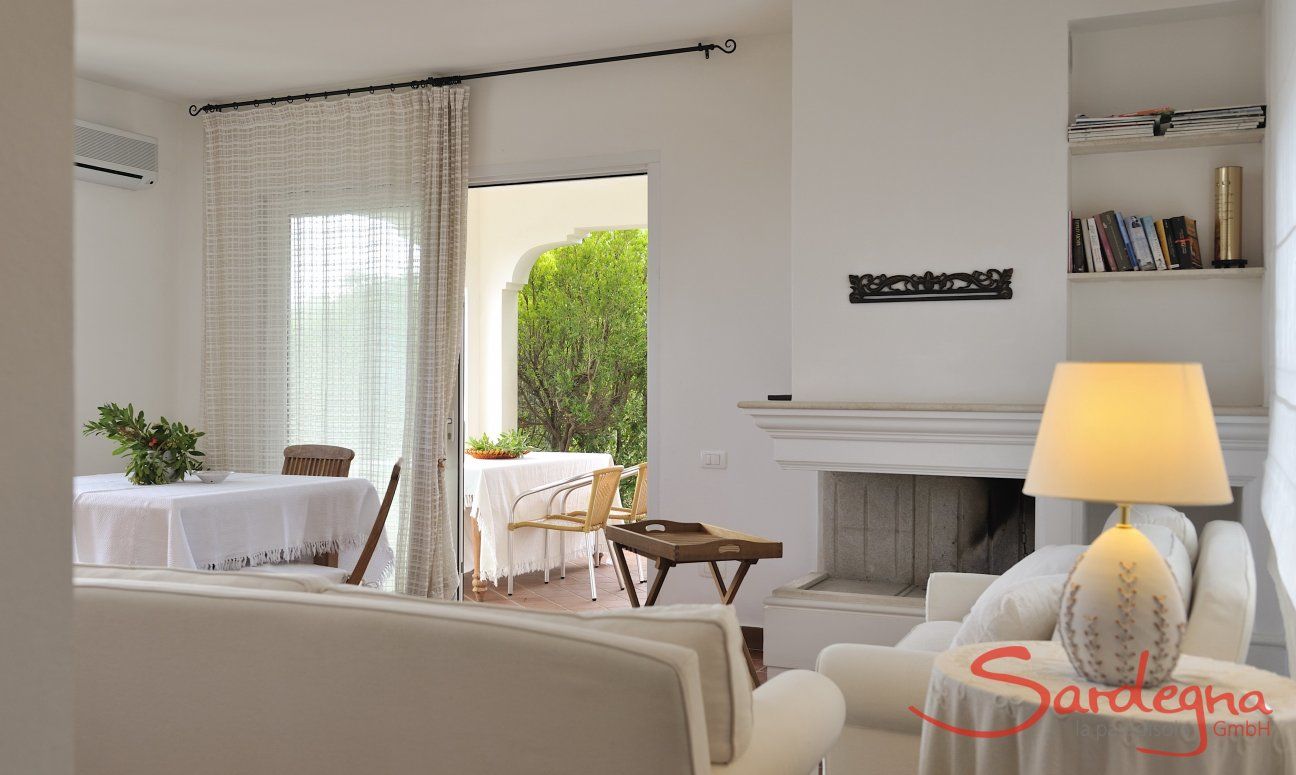 Villa Aquila Alta | Soggiorno con camino interno Sardegna