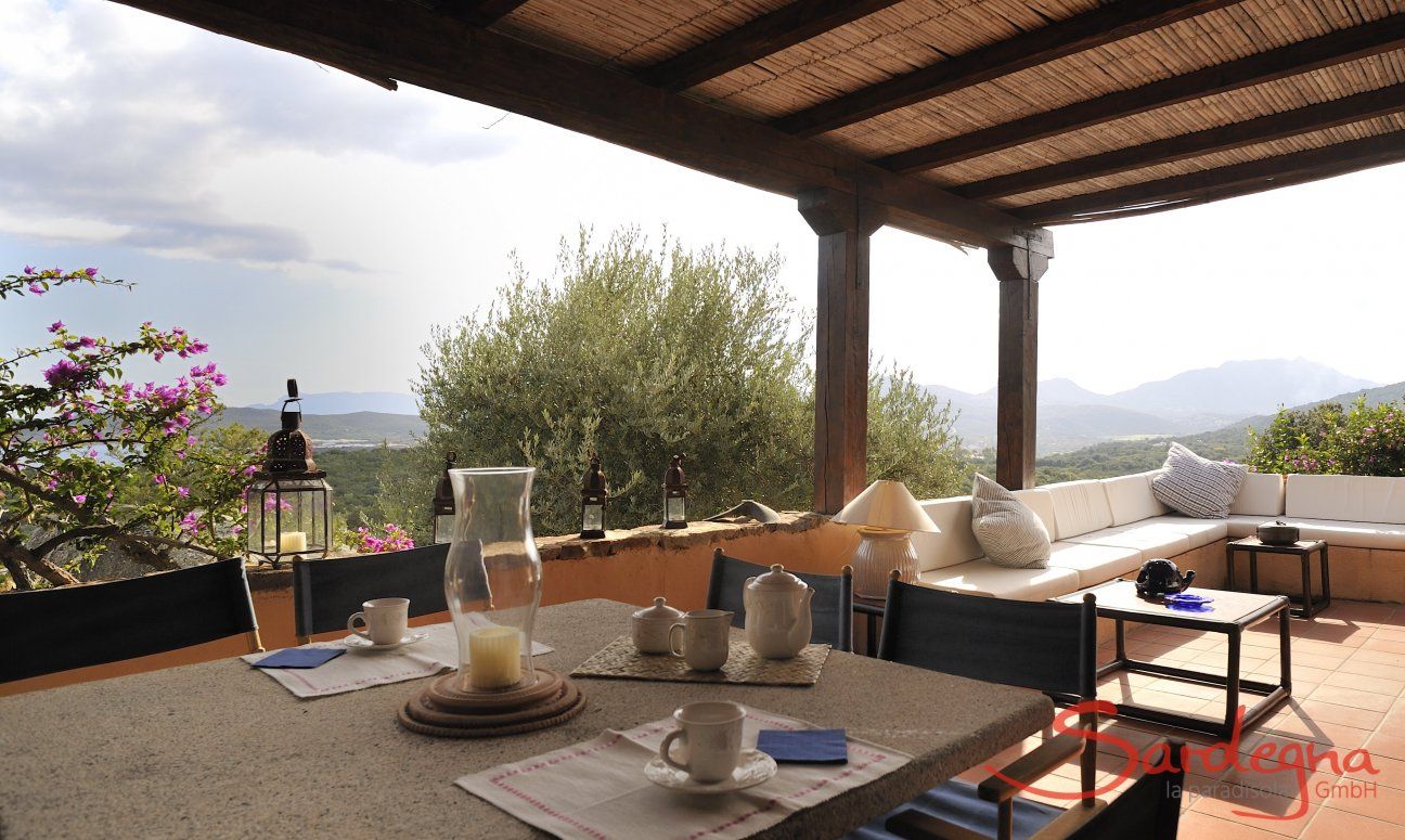 Apartment Country Club 1 | Terrazza con tavolo in pietra e divani Terrazza