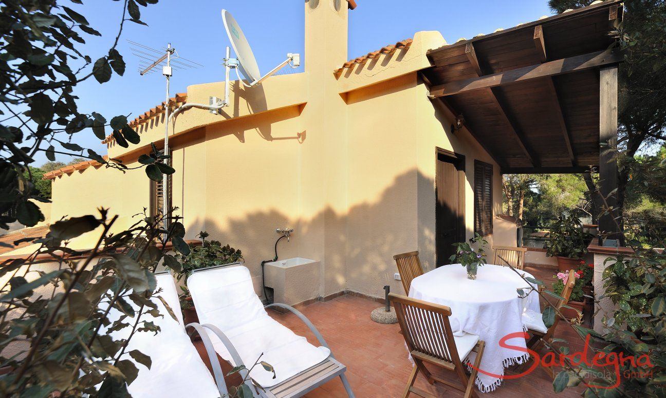 App. Pino | Terrazza con lettini da sole e tavolo per mangiare all'aperto Sardegna