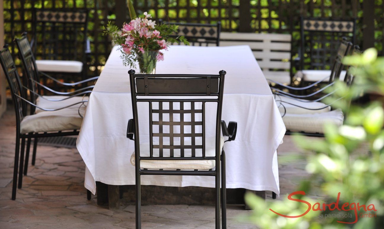 Villa Pino | Terrazza coperta con tavolo per mangiare Terrazza e tavolo