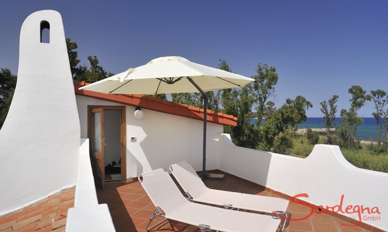 Apartment Orri 3 | Terrazza sul tetto con lettini da sole e ombrello Terrazza