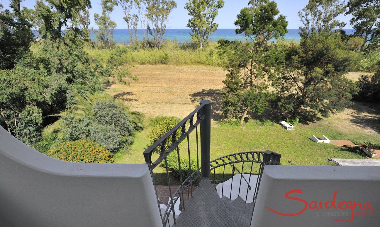 Apartment Orri 3 | Vista dall'appartamento attraverso Eucalyptus sul mare Vista dall'appartamento